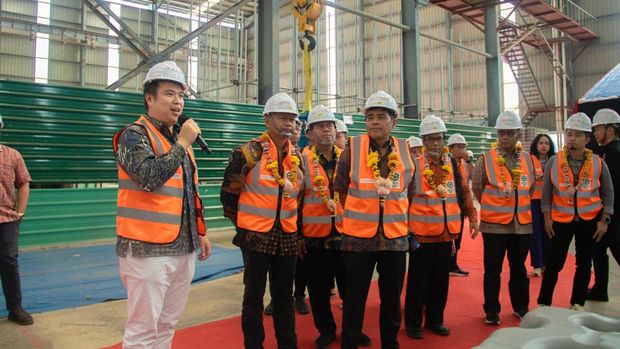 Rombongan melakukan factory tour melihat tahapan-tahapan produksi komponen floater.Dokumentasi: Utomodeck Group