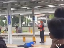 Viral Pria Berjersei Persib Dikejar hingga Lompat ke Peron Stasiun Jatinegara
