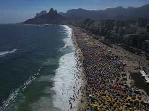 Warga Brasil Serbu Pantai Gegara Neraka Bocor