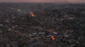 Warga Gaza Bangun Tenda di Reruntuhan Rumah