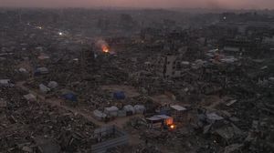 Warga Gaza Bangun Tenda di Reruntuhan Rumah