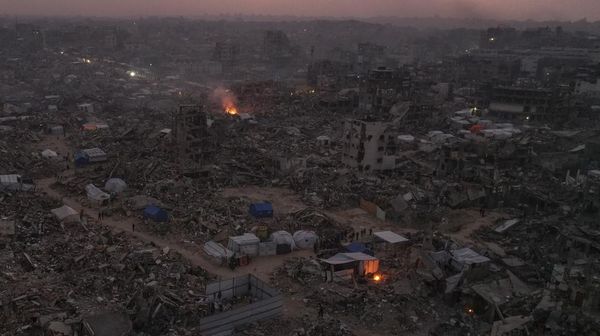 Warga Gaza Bangun Tenda di Reruntuhan Rumah