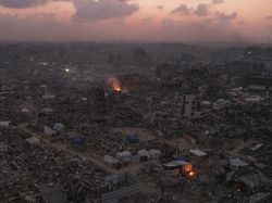 Video: Mesin-Alat Berat untuk Bangun Gaza Masih Terjebak di Perbatasan