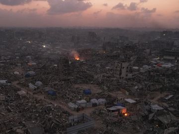 Warga Gaza Bangun Tenda di Reruntuhan Rumah