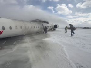 Dunia Hari Ini: Pesawat Delta Air Terbalik, Tak Ada Korban Jiwa Dunia Hari Ini: Pesawat Delta Air Terbalik, Tak Ada Korban Jiwa