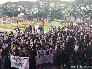 Mahasiswa Malang Demo Protes Pemotongan Anggaran Pendidikan-Kesehatan Mahasiswa Malang Demo Protes Pemotongan Anggaran Pendidikan-Kesehatan