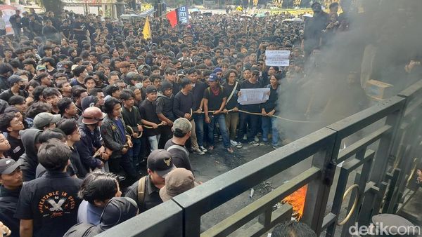 Protes Pemotongan Anggaran, Mahasiswa Malang Geruduk DPRD