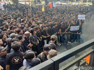 Protes Pemotongan Anggaran, Mahasiswa Malang Geruduk DPRD Protes Pemotongan Anggaran, Mahasiswa Malang Geruduk DPRD