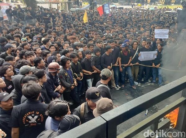 Protes Pemotongan Anggaran, Mahasiswa Malang Geruduk DPRD