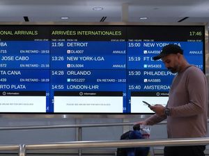 Badai Salju dan Kecelakaan Pesawat Bikin Jadwal Penerbangan di Toronto Kacau Badai Salju dan Kecelakaan Pesawat Bikin Jadwal Penerbangan di Toronto Kacau