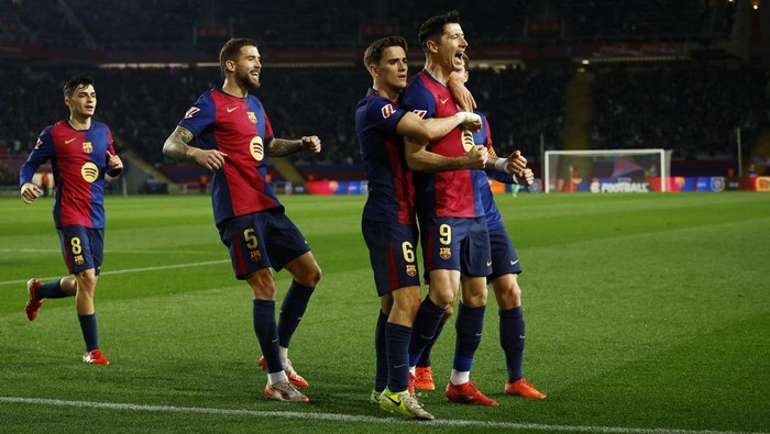 Soccer Football - LaLiga - FC Barcelona v Rayo Vallecano - Estadi Olimpic Lluis Companys, Barcelona, Spain - February 17, 2025 FC Barcelona's Robert Lewandowski celebrates scoring their first goal with teammates REUTERS/Albert Gea