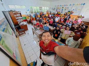 Kisah Dede Sulaeman, Guru PJOK yang Viral Gegara Ajarkan Siswa Menyetrika Kisah Dede Sulaeman, Guru PJOK yang Viral Gegara Ajarkan Siswa Menyetrika