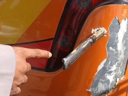 Bus Alami Kecelakaan, Betis Karyawan Tertusuk Besi Sepanjang 2 Meter