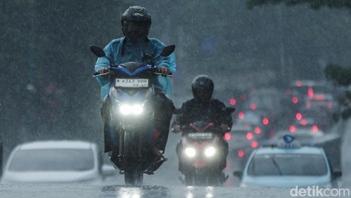 BMKG memprakirakan sejumlah kawasan Jakarta berpeluang hujan pada Selasa (18/2/2025) sampai Rabu (19/2/2025). Hujan berdurasi ringan mengguyur Jakarta Barat, Jakarta Utara, dan Jakarta Pusat.