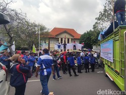 Buruh Geruduk PN Sidoarjo Desak Eksekusi Lahan