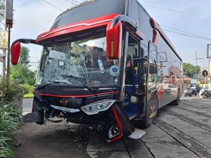 Pasutri di Blitar Tewas Tertabrak Bus Pariwisata Pasutri di Blitar Tewas Tertabrak Bus Pariwisata
