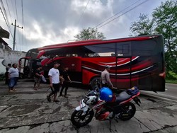 Tragis Pasutri di Blitar Meninggal Diseruduk Bus Ugal-ugalan