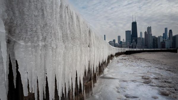 Cuaca Ekstrem, Tepi Danau Michigan Membeku