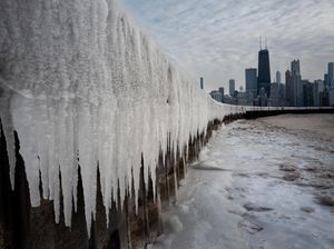 Cuaca Ekstrem, Tepi Danau Michigan Membeku Cuaca Ekstrem, Tepi Danau Michigan Membeku