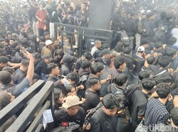 Memanas! Massa Mahasiswa Paksa Masuk Gedung DPRD Kota Malang