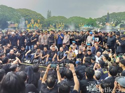 Diguyur Hujan, Demo Mahasiswa Tolak Efisiensi di Kota Malang Bubar