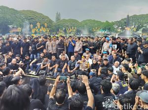 Diguyur Hujan, Demo Mahasiswa Tolak Efisiensi di Kota Malang Bubar Diguyur Hujan, Demo Mahasiswa Tolak Efisiensi di Kota Malang Bubar