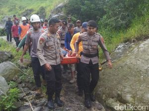 Momen Dramatis Evakuasi Pria Sleman Nyangkut Jurang 50 Meter di Gunung Merapi Momen Dramatis Evakuasi Pria Sleman Nyangkut Jurang 50 Meter di Gunung Merapi
