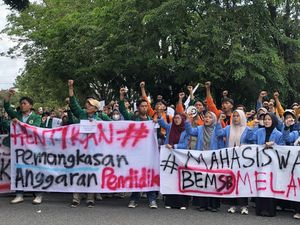 Ratusan Mahasiswa Demo di DPRD Sumbar, Soroti Kepemimpinan Prabowo-Gibran Ratusan Mahasiswa Demo di DPRD Sumbar, Soroti Kepemimpinan Prabowo-Gibran