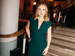 5 Pesona Kate Winslet Pakai Gaun Daur Ulang di BAFTAs 2025 5 Pesona Kate Winslet Pakai Gaun Daur Ulang di BAFTAs 2025