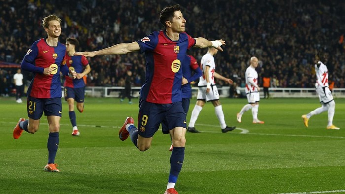 Barcelona menjamu Rayo Vallecano di Estadi Olímpic Lluis Companys, Selasa (18/2/2025) dini hari WIB. El Barca menang tipis 1-0 atas Rayo Vallecano dan menggeser Real Madrid dari puncak klasemen.