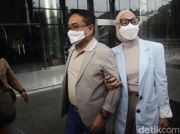 Irwandy Yusuf Gandeng Mesra Steffy Burase di KPK