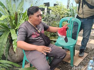 Ini Pria Berjersey Persib yang Dikejar-kejar di St Jatinegara: Tunawicara Ini Pria Berjersey Persib yang Dikejar-kejar di St Jatinegara: Tunawicara