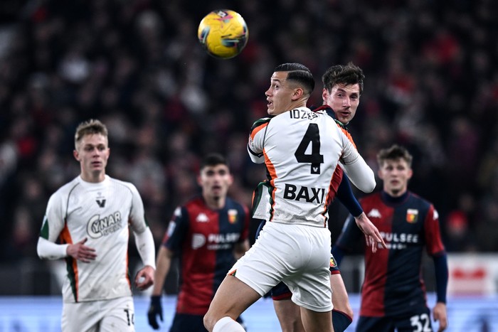 GENOA, ITALY - FEBRUARY 17: Andrea Pinamonti of Genoa CFC competes for the ball with Noah Idzes of Venezia during the Serie A match between Genoa and Venezia at Stadio Luigi Ferraris on February 17, 2025 in Genoa, Italy. (Photo by Image Photo Agency/Getty Images)