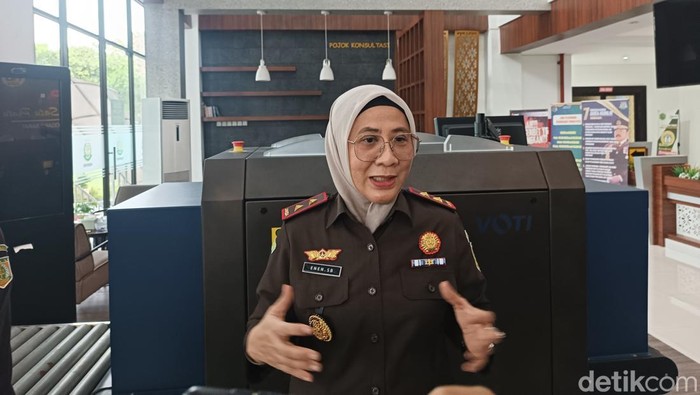 Kajati NTB Enen Saribanon di saat dijumpai awak media di kantornya di Mataram, Selasa (18/2/2025).