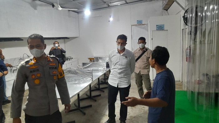 Kapolres Kabupaten Empat Lawang AKBP Abdul Aziz Septiadi mengevaluasi dapur MBG. Kapolres Kabupaten Empat Lawang AKBP Abdul Aziz Septiadi mengevaluasi dapur MBG.
