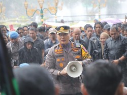 Saat Kapolresta Malang Basah Kuyup Kawal Demo Mahasiswa