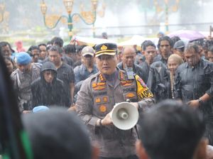 Saat Kapolresta Malang Basah Kuyup Kawal Demo Mahasiswa Saat Kapolresta Malang Basah Kuyup Kawal Demo Mahasiswa