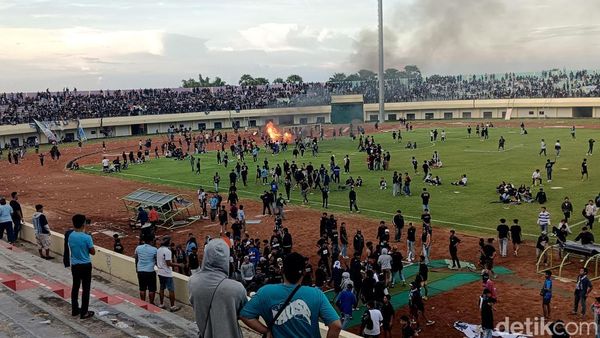 Laga Persela Vs Persijap Dihentikan gegera Penonton Masuk Lapangan