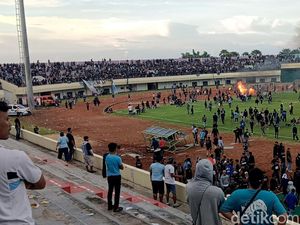 Laga Persela Vs Persijap Dihentikan gegera Penonton Masuk Lapangan Laga Persela Vs Persijap Dihentikan gegera Penonton Masuk Lapangan