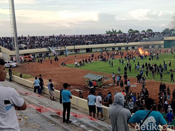 Laga Persela Vs Persijap Dihentikan gegera Penonton Masuk Lapangan