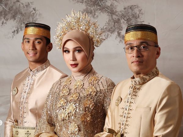 8 Gaya Ibu-Anak, Marini Zumarnis dan Daffa Wardhana Pakai Baju Adat Bugis