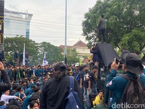 Massa Demo Tolak Efisiensi Anggaran Pendidikan Terobos Halaman Pemprov Jateng