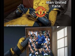 Meme fans MU bernostalgia akan masa-masa jaya, salah satunya ketika Edwin van der Sar masih menjadi kiper utama. Foto: dok. Internet/X (Twitter)  