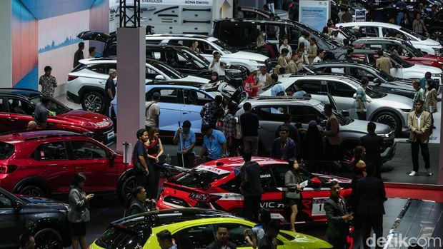 Pengunjung beraktivitas di Indonesia International Motor Show 2025, Jakarta, Selasa (18/2/2025).