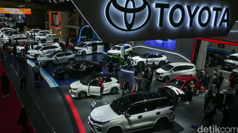 Pengunjung beraktivitas di Indonesia International Motor Show 2025, Jakarta, Selasa (18/2/2025).