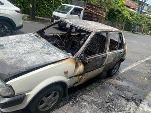 Heboh Mobil Tiba-tiba Terbakar Saat Melaju di Jalan Tabanan Heboh Mobil Tiba-tiba Terbakar Saat Melaju di Jalan Tabanan