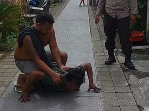 Momen Pelaku KDRT di Makassar Diduga Kesurupan Buaya Saat Hendak Ditangkap Momen Pelaku KDRT di Makassar Diduga Kesurupan Buaya Saat Hendak Ditangkap