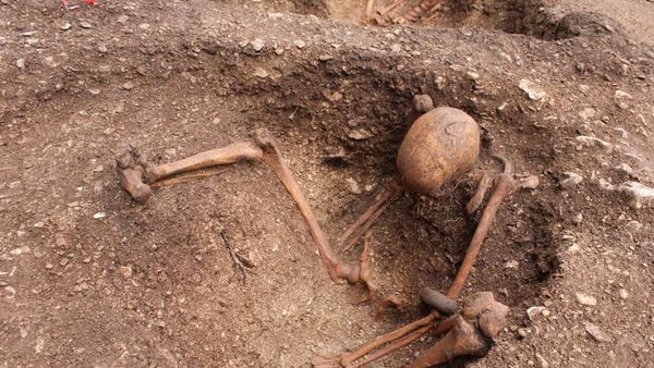 Potret Kerangka Duduk di Pemakaman Misterius Prancis, Bikin Ilmuwan Bingung