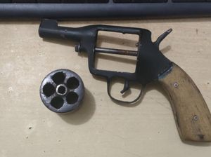 Penampakan Pistol yang Dipakai Pria Garut Todong Istri Penampakan Pistol yang Dipakai Pria Garut Todong Istri