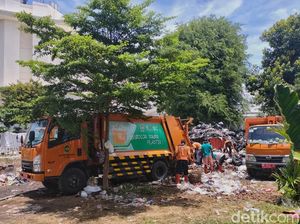 Timbunan Sampah di Eks Lahan Teras Malioboro 2 Mulai Dievakuasi Timbunan Sampah di Eks Lahan Teras Malioboro 2 Mulai Dievakuasi